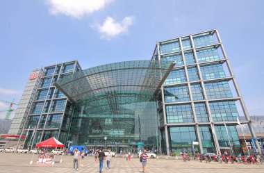 Berlin Almanya - 12 Haziran 2019: Kimliği belirsiz kişiler Hauptbahnhof Berlin merkez tren istasyonunda seyahat Berlin Almanya