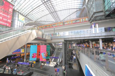Berlin Almanya - 12 Haziran 2019: Kimliği belirsiz kişiler Hauptbahnhof Berlin merkez tren istasyonunda seyahat Berlin Almanya