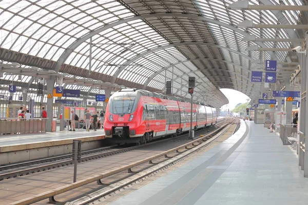 Берлін Німеччина Червня 2019 Невідомі Люди Подорожують Дойче Bahn Берліні — стокове фото