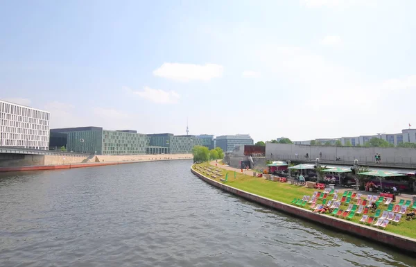 Berlín Alemania Junio 2019 Personas Identificadas Visitan Orilla Del Río — Foto de Stock