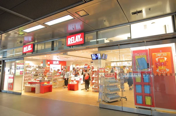 Berlijn Duitsland Juni 2019 Ongeïdentificeerde Mensen Bezoek Relay Convenience Store — Stockfoto