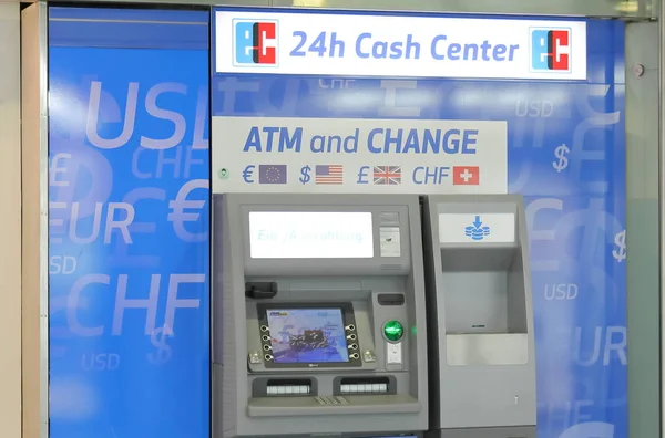 Berlijn Duitsland Juni 2019 Atm Geldautomaat Dispenser Tegel Luchthaven Berlijn — Stockfoto