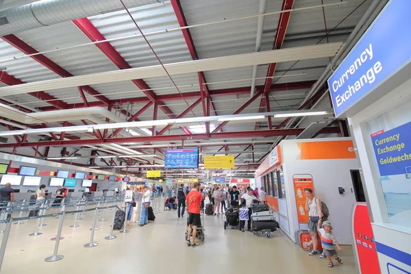 Berlijn Duitsland Juni 2019 Onbekende Personen Reizen Tegel Luchthaven Berlijn — Stockfoto