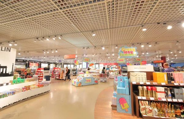 Berlin Almanya Haziran 2019 Kimliği Belirsiz Kişiler Duty Free Shop — Stok fotoğraf