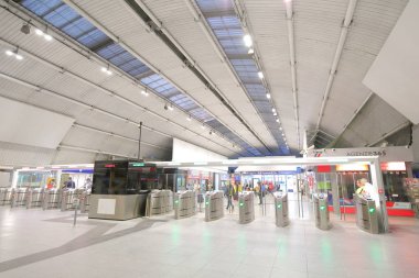 Roma İtalya - 13 Haziran 2019: Leonardo da Vinci Fiumicino havaalanı tren istasyonunda kimliği belirsiz kişiler Roma İtalya seyahat