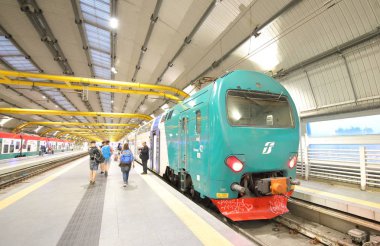 Roma İtalya - 13 Haziran 2019: Leonardo da Vinci Fiumicino havaalanı tren istasyonunda kimliği belirsiz kişiler Roma İtalya seyahat