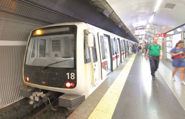 Roma İtalya - 13 Haziran 2019: Termini istasyonu Roma İtalya'da metro ile kimliği belirsiz insanlar seyahat