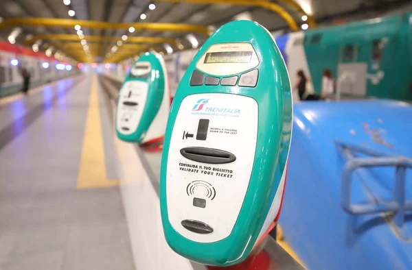 Roma İtalya - 13 Haziran 2019: Leonardo da Vinci Fiumicino havaalanı tren istasyonunda Trenitalia tren bileti doğrulama makinesi Roma İtalya