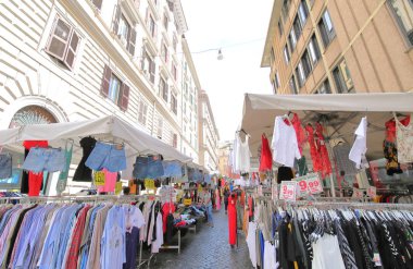 Roma İtalya - 13 Haziran 2019: Kimliği belirsiz kişiler yerel giyim sokak pazarı Roma İtalya ziyaret