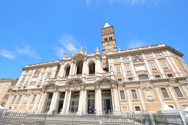 Roma İtalya - 13 Haziran 2019: Kimliği belirsiz kişiler Basilica Papale di Santa Maria Maggiore kilisesi Roma İtalya'yı ziyaret etti