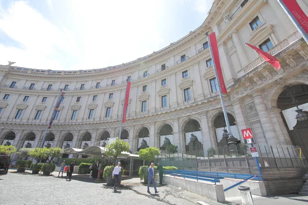 Roma Italia Junio 2019 Personas Identificadas Visitan Palazzo Naiadi Hotel —  Fotos de Stock