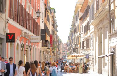 Roma İtalya - 13 Haziran 2019: Kimliği belirsiz kişiler Via Condotti sokak şehir Roma İtalya ziyaret