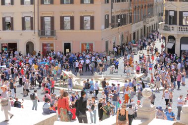 Roma İtalyası - 13 Haziran 2019: Kimliği belirsiz kişiler Piazza di Spagna meydanı Roma İtalya'yı ziyaret etti