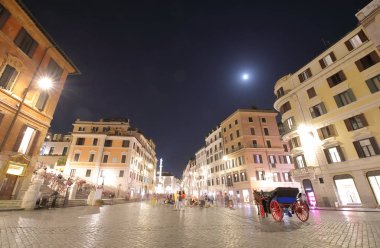 Piazza di Spagna kare gece şehir manzarası Roma İtalya