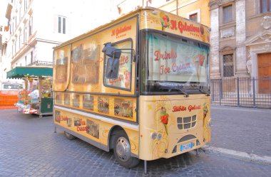 Roma İtalya - 14 Haziran 2019: Gelato dondurma van shop Roma İtalya