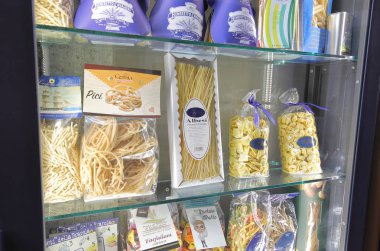 Roma İtalya - 14 Haziran 2019: Pasta dükkanı Roma İtalya'da sergilendi