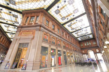 Roma İtalya - 14 Haziran 2019: Kimliği belirsiz kişiler Galleria Alberto Sordi alışveriş merkezi Roma İtalya'yı ziyaret etti