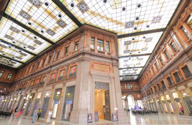 Roma İtalya - 14 Haziran 2019: Kimliği belirsiz kişiler Galleria Alberto Sordi alışveriş merkezi Roma İtalya'yı ziyaret etti