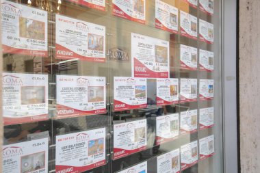 Roma İtalya - 14 Haziran 2019: Satılık Roma İtalya emlak ajansı vitrin evi