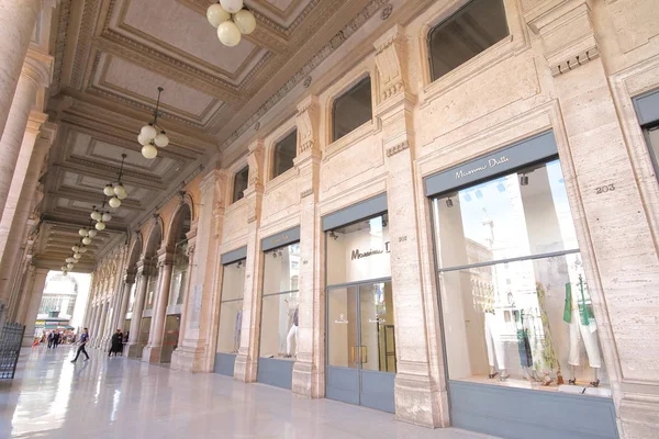 Roma Italia Junio 2019 Personas Identificadas Visitan Galleria Alberto Sordi —  Fotos de Stock