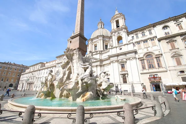 ローマイタリア 2019年6月14日 正体不明の人々がイタリアのナヴォーナ広場を訪問 — ストック写真