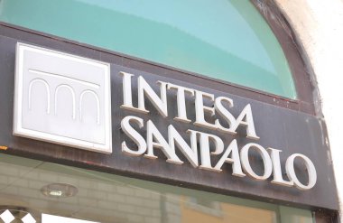 Roma İtalya - 14 Haziran 2019: Intesa Sanpaolo bank İtalya