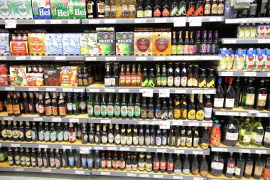 Roma İtalya - 14 Haziran 2019: Incoop süpermarket Roma İtalya'da bira içecek ekran