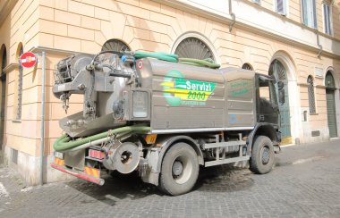 Roma İtalya - 15 Haziran 2019: Roma İtalya'da park edilmiş vakumlu araba