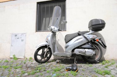 Roma İtalya - 15 Haziran 2019: Stole bisiklet sadece bisiklet eyer sokak Roma İtalya sol