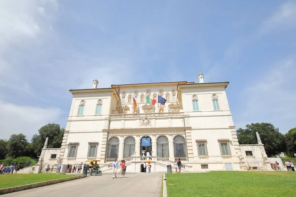 Roma İtalyası - 15 Haziran 2019: Kimliği belirsiz kişiler Borghese Galerisi ve Roma Müzesi İtalya'yı ziyaret etti