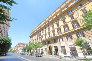 Roma İtalya - 16 Haziran 2019: Kimliği belirsiz kişiler Cola di Rienzo alışveriş caddesi Roma İtalya'yı ziyaret etti