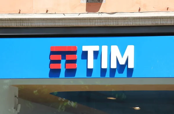 Roma İtalya - 16 Haziran 2019: Tim Telecom Italia cep telefonu şirketi İtalya
