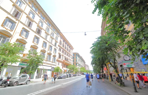 Rome Italië Juni 2019 Ongeïdentificeerde Mensen Bezoek Cola Rienzo Winkelstraat — Stockfoto