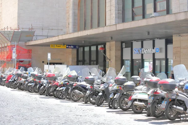 Rome Italië Juni 2019 Motorfiets Straat Parkeren Bij Termini Treinstation — Stockfoto