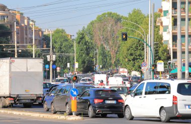 Roma İtalya - 17 Haziran 2019: Trafik sıkışıklığı Şehir Roma İtalya