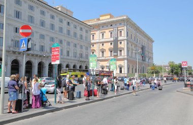 Roma İtalya - 17 Haziran 2019: Termini tren istasyonunda kimliği belirsiz insanlar Roma İtalya'da otobüs bekliyor