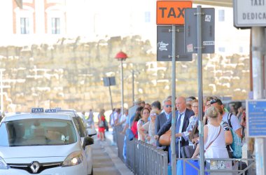 Roma İtalya - 17 Haziran 2019: Termini tren istasyonu Roma İtalya'da taksi almak için kimliği belirsiz insanlar kuyruk