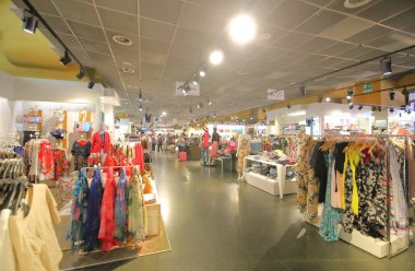 Roma İtalya - 17 Haziran 2019: Kimliği belirsiz kişiler Coin alışveriş merkezi Termini tren istasyonu Roma İtalya ziyaret