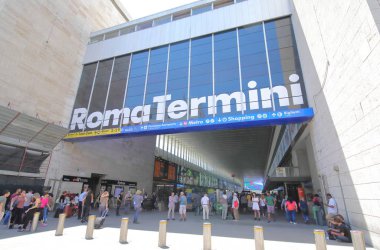 Roma İtalya - 17 Haziran 2019: Termini tren istasyonunda roma İtalya seyahat kimliği belirsiz insanlar