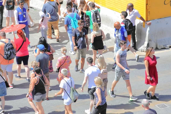 Roma Italia Junio 2019 Gente Identificada Pasea Por Calles Coliseo — Foto de Stock