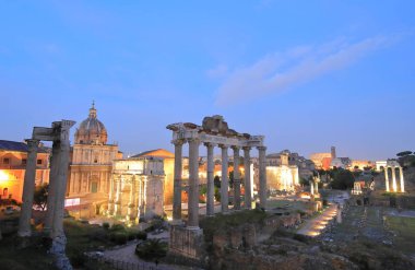 Foro Romano Roma forumu harabe gece şehir manzarası Roma İtalya