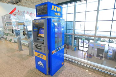 Roma İtalya - 19 Haziran 2019: Atm nakit makinesi Leonardo da Vinci Fiumicino havaalanı Roma İtalya