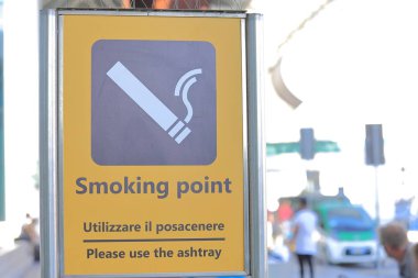 Roma İtalya - 19 Haziran 2019: Sigara içme alanı Leonardo da Vinci-Fiumicino Airport Rome Italy