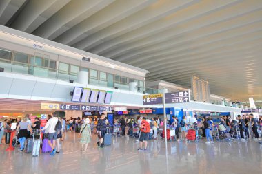 Roma İtalya - 19 Haziran 2019: Leonardo da Vinci Fiumicino havaalanı Roma İtalya'da kimliği belirsiz kişiler seyahat ediyor
