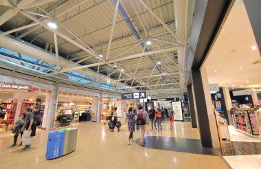 Roma İtalya - 19 Haziran 2019: Leonardo da Vinci Fiumicino havaalanı Roma İtalya'da kimliği belirsiz kişiler seyahat ediyor