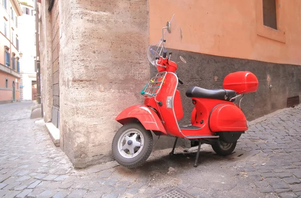 Rome Italy June 2019 Red Scooter Alleyway Cityscape Rome Italy — Stock Photo, Image