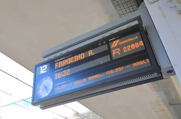 Rome Italie Juin 2019 Affichage Arrivée Train Pour Rome Fiumicino — Photo