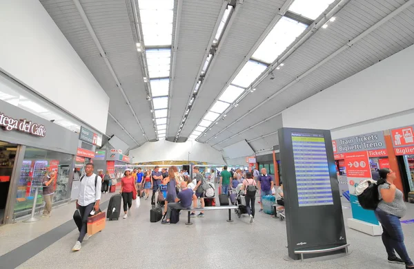 Рим Италия Июня 2019 Года Неизвестные Путешествуют Вокзале Аэропорта Имени — стоковое фото