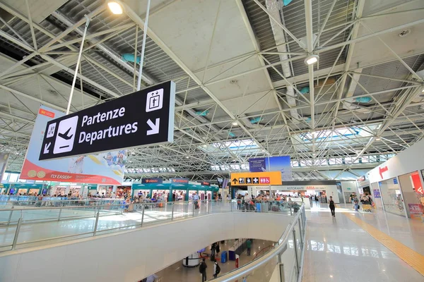 Roma Italia Junio 2019 Personas Identificadas Viajan Aeropuerto Leonardo Vinci —  Fotos de Stock