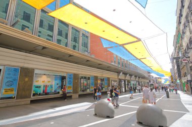 Madrid İspanya - 27 Mayıs 2019: Kimliği belirsiz kişiler Calle Preciados alışveriş caddesi Madrid Spain'yi ziyaret etti